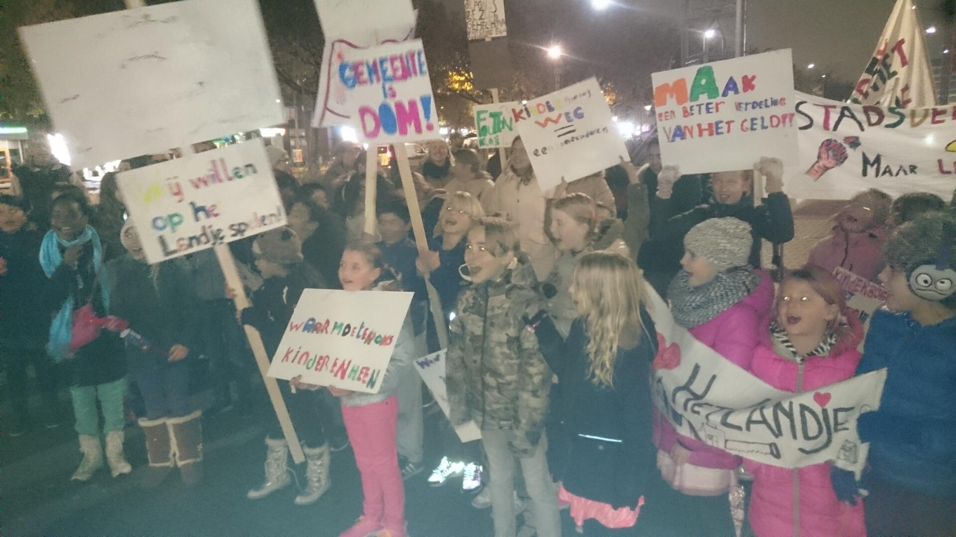 Kinderen van Het Landje demonstreren tegen de sluiting van de leukste speeltuin van Amsterdam